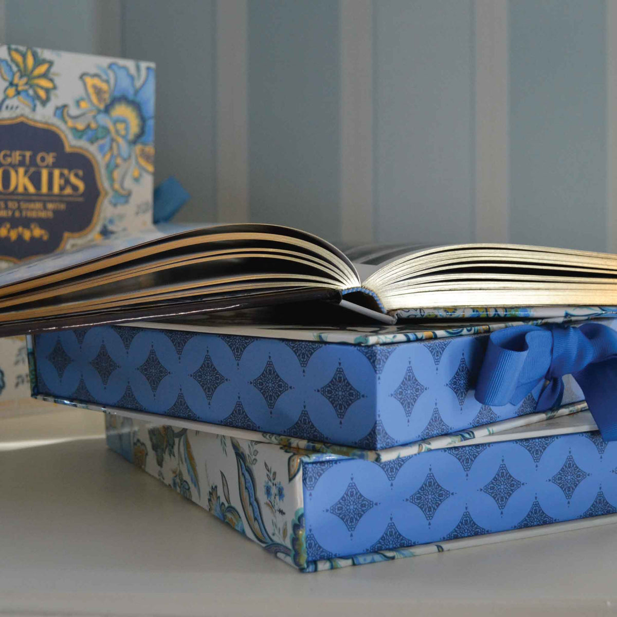 A Gift of Cookies: Recipes to Share with Family and Friends, Gilded Page Detail